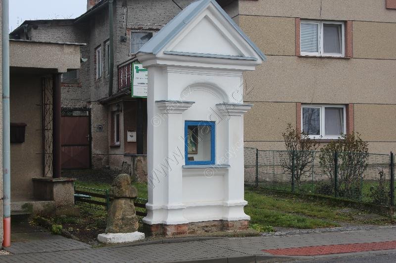 výklenková kaplička se smírčím křížem