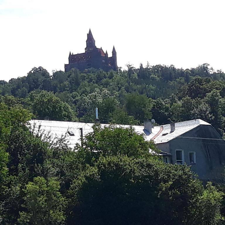 Z pozemku je vidět na hrad Bouzov