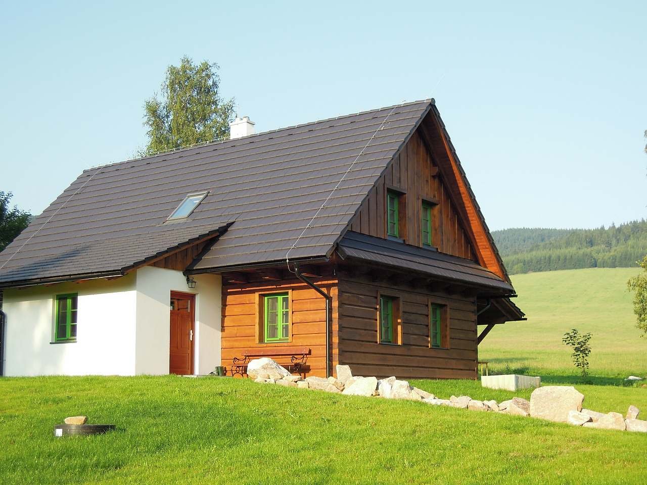 Za chalupou jsou už jen louky a les