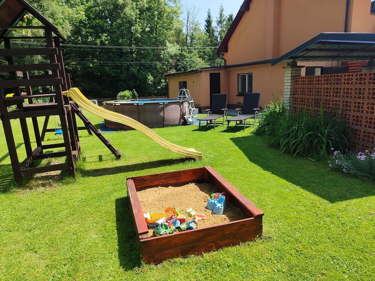 Zahrada s bazénem a herními prvky