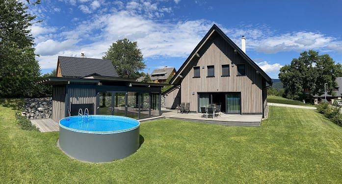 Zahrada s bazénem, vířivkou, posezením a dětským domečkem