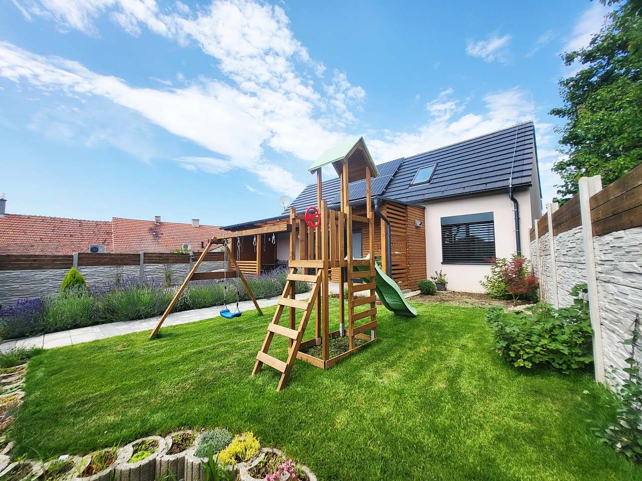 Zahrada s hřištěm