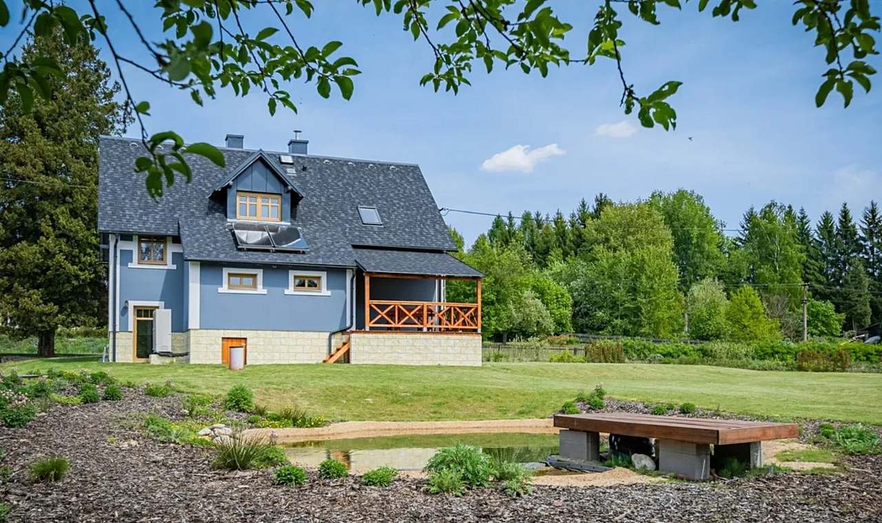 Zahrada + zastřešená terasa