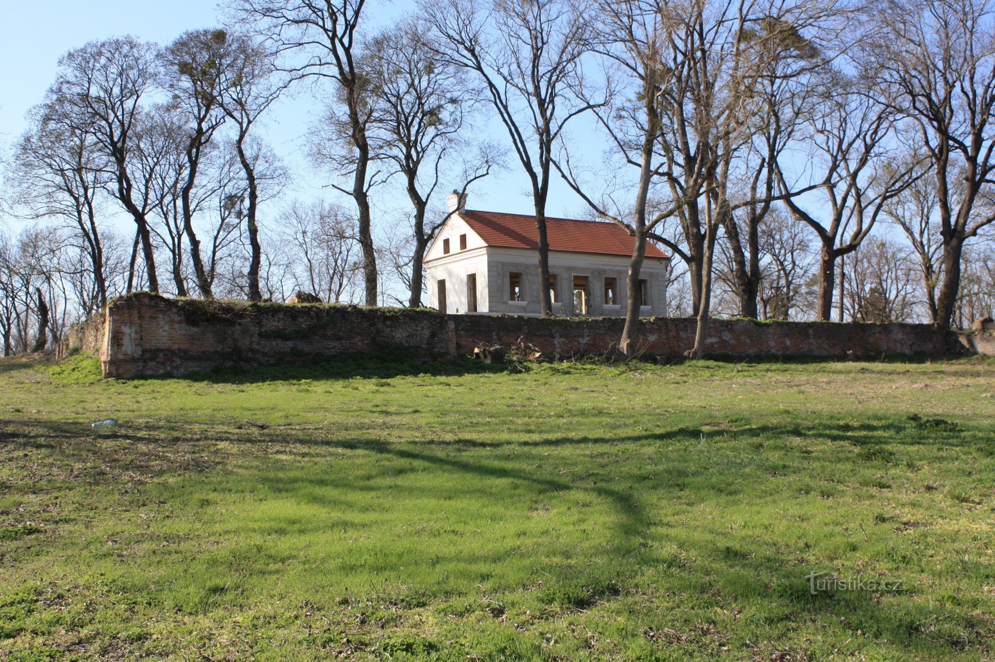Zámeček na kamenné terase