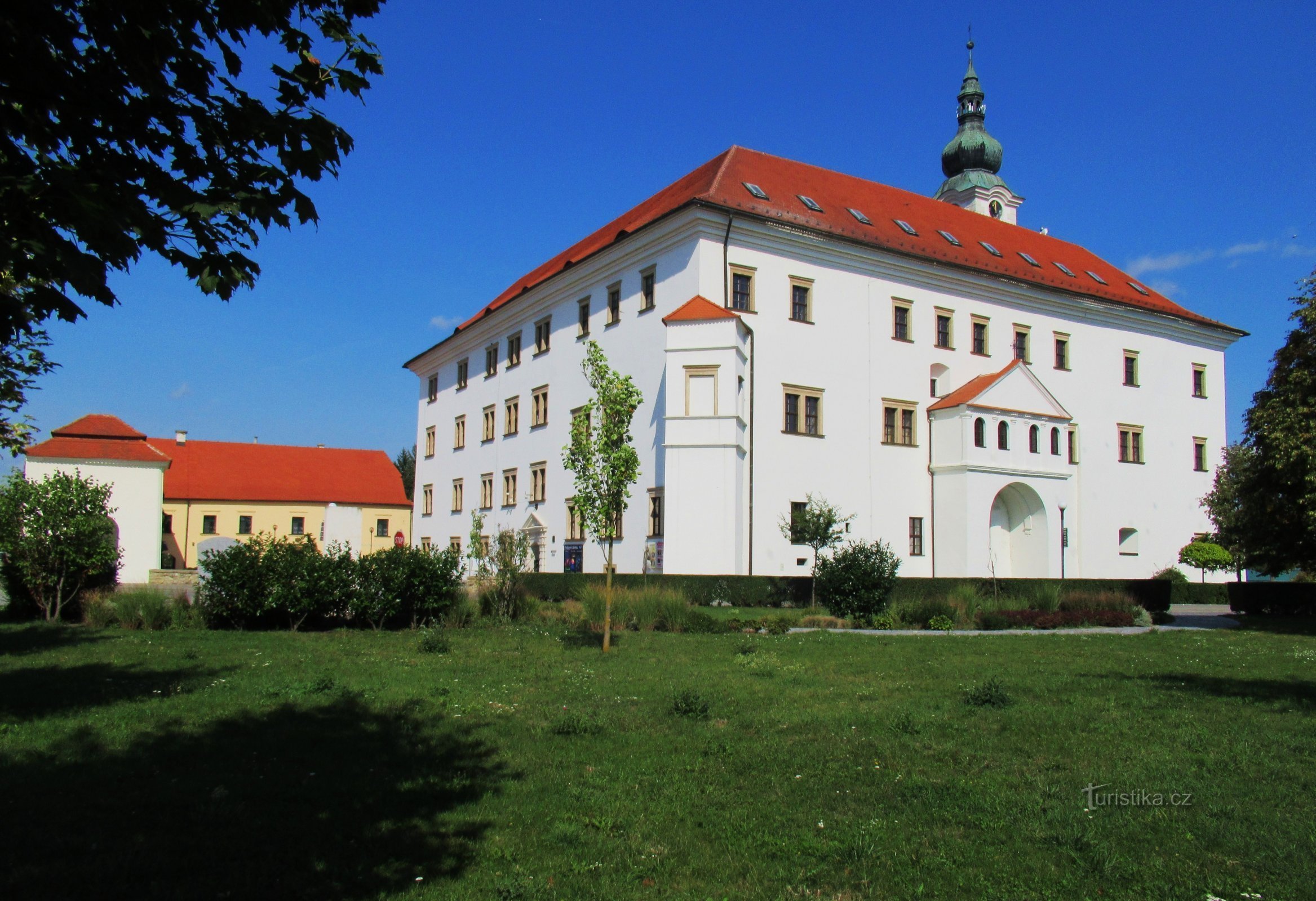 Zámek v Uh. Ostrohu