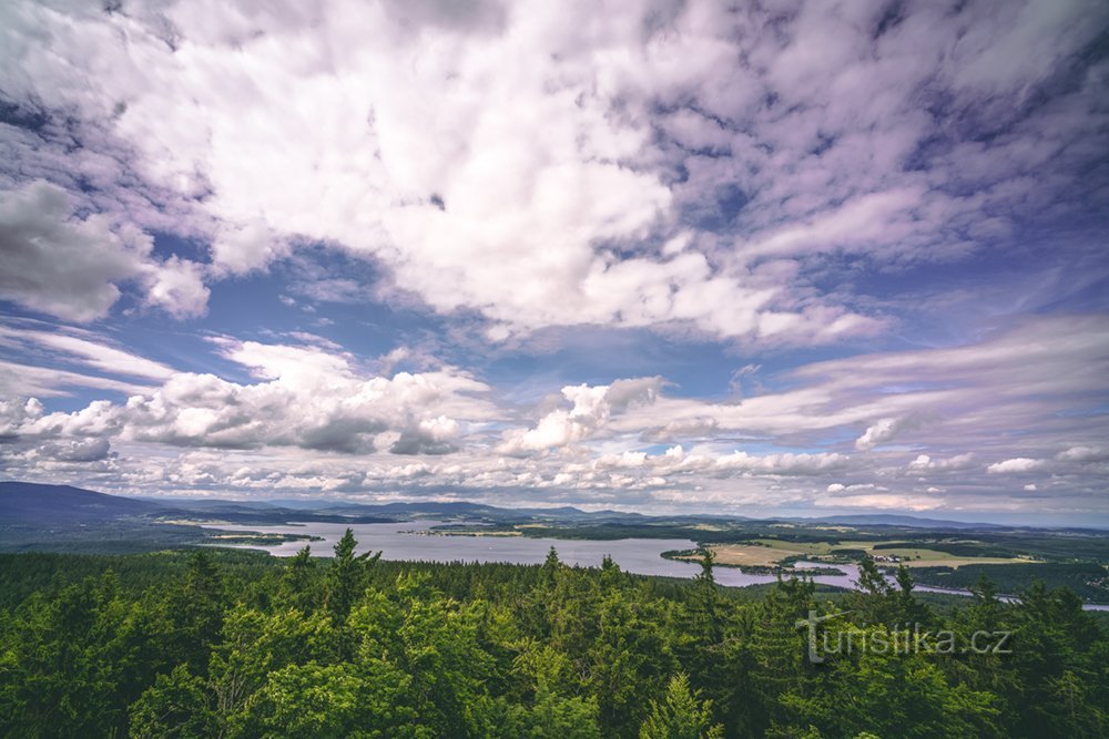 Zasloužená odměna v podobě výhledu na Lipno, Alpy a šumavskou přírodu