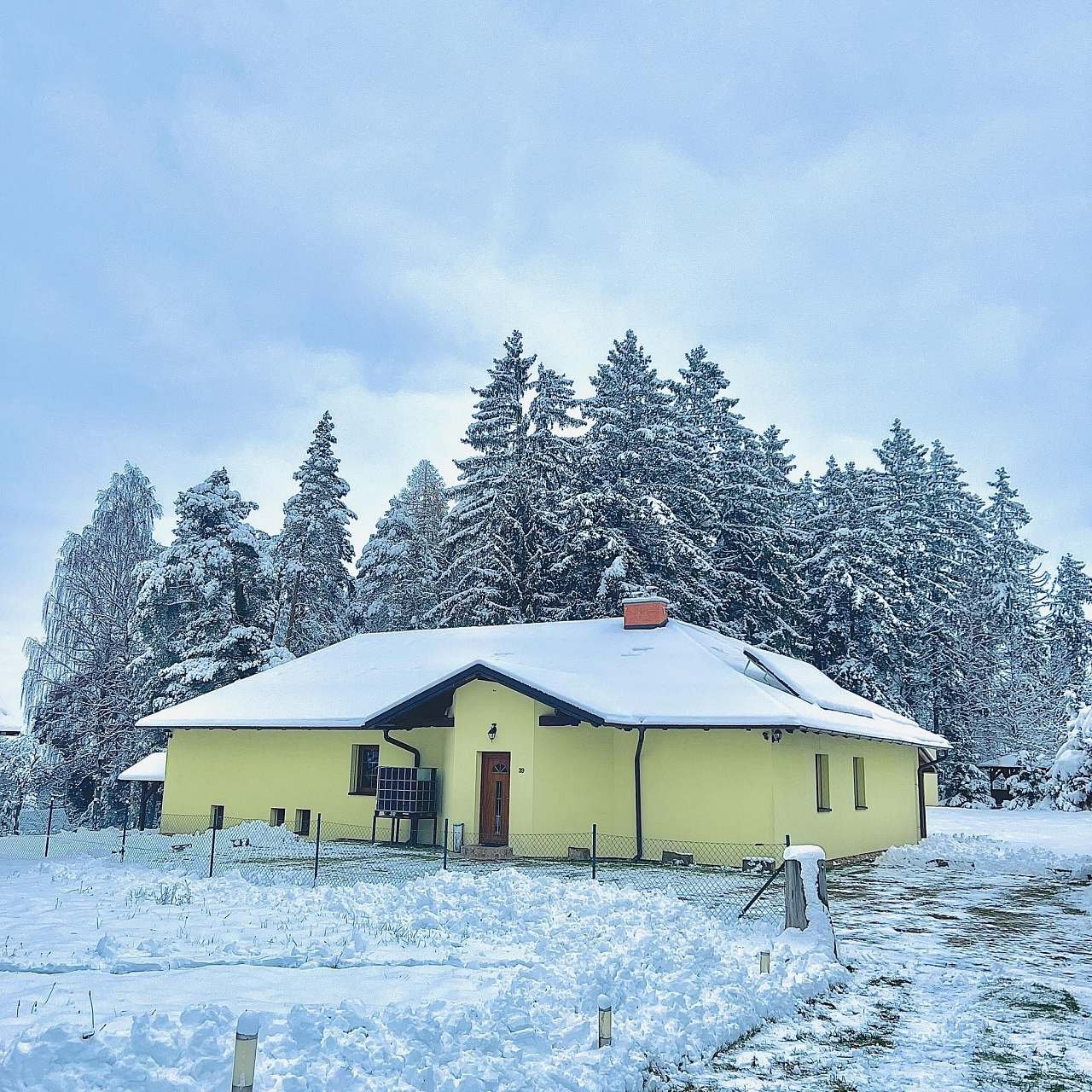 Zasněžená chalupa