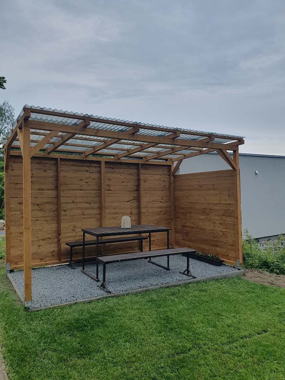 Zastřešená pergola pod chatou
