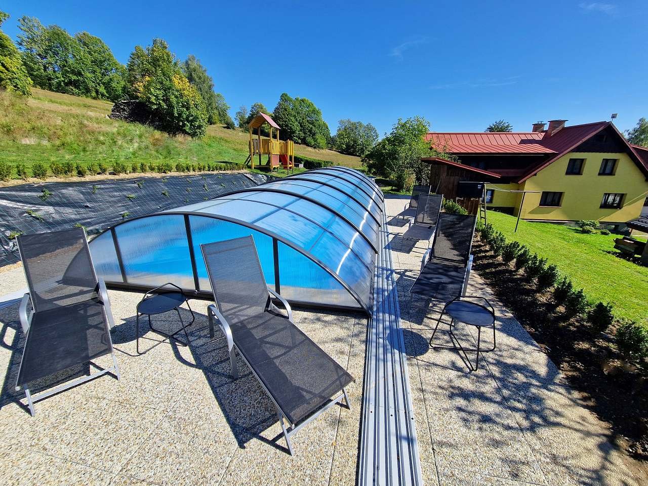 Zastřešený bazén se slanou vodou. 10x4 m. Hloubka 1,3 m. Tepelné čerpadlo.