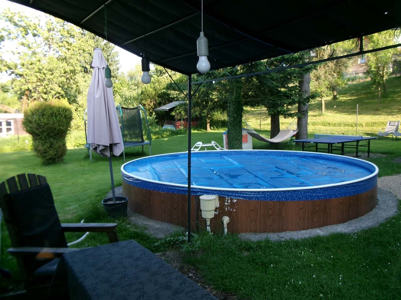 Zátiší u bazénu s večerním osvícením