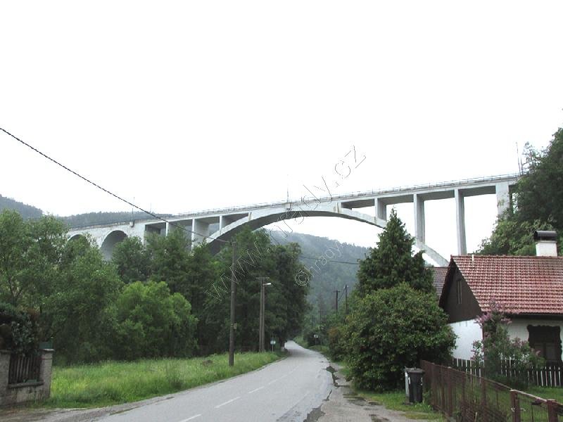 železniční Most Míru