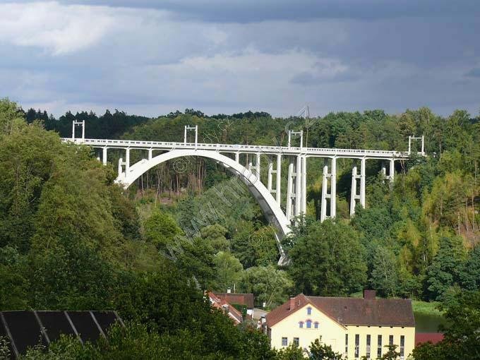 železobetonový obloukový most