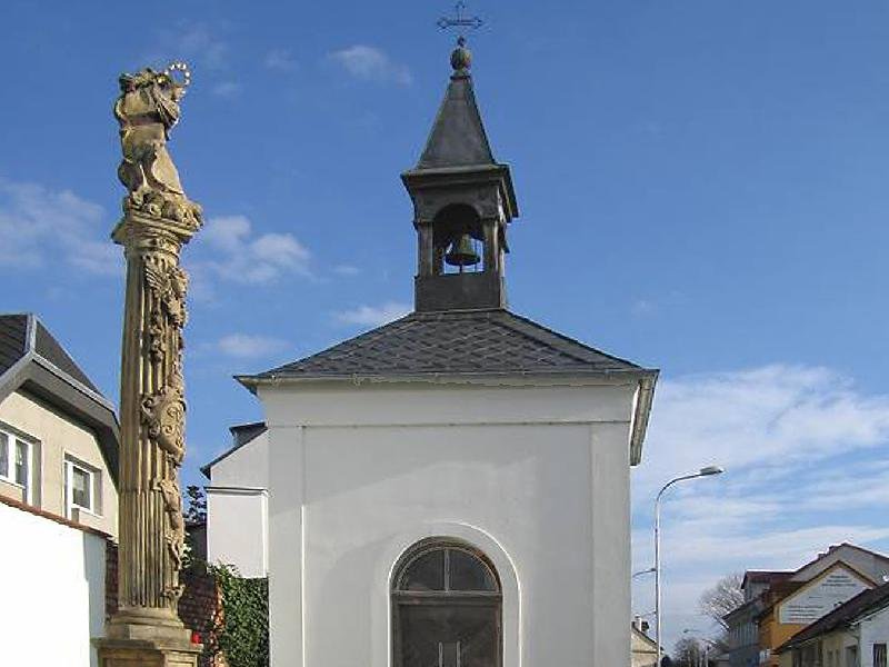 zvonice a Mariánský sloup