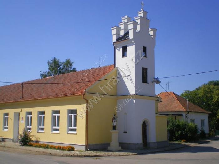 zvonice se sochou sv. Jana Nepomuckého