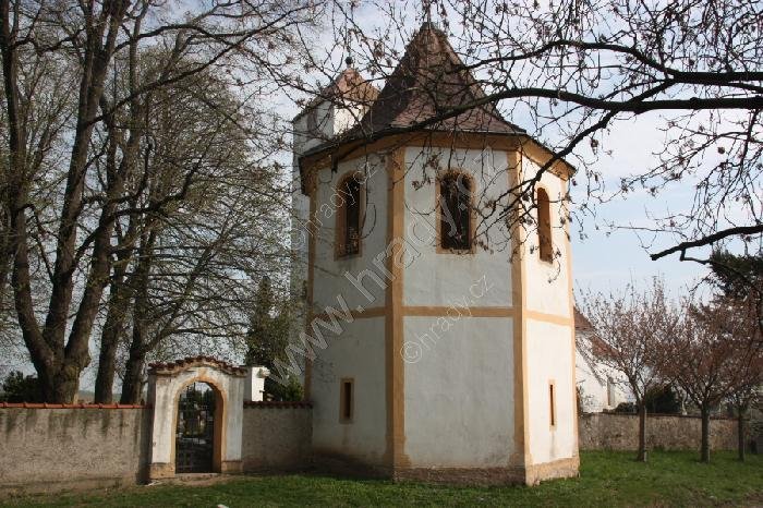 zvonice u kostela Nanebevzetí Panny Marie