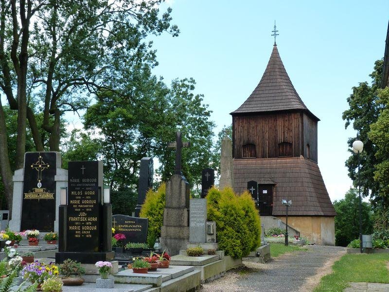 zvonice u kostela Nanebevzetí Panny Marie