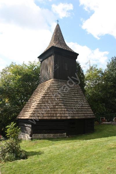 zvonice u kostela Nanebevzetí Panny Marie