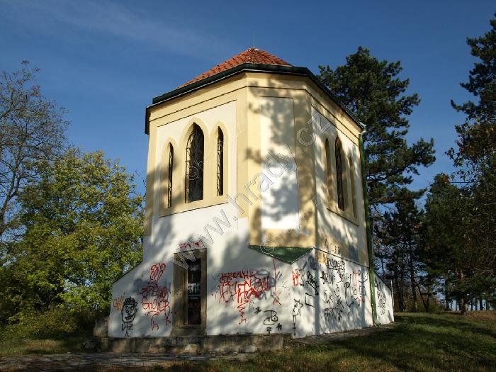 zvonice u kostela Nanebevzetí Panny Marie
