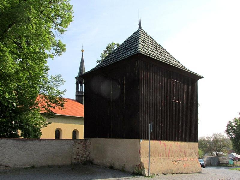 zvonice u kostela Stětí sv. Jana Křtitele